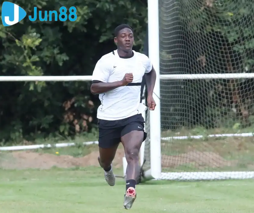 Mainoo đã tập chạy nước rút với huấn luyện viên cá nhân Jonas Dodoo (Ảnh: The Sun).