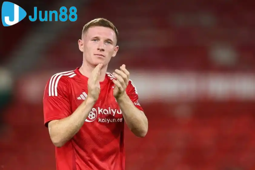 Elliot Anderson được kỳ vọng có thể trở thành tiền vệ xuất sắc nhất thế hệ của mình (Ảnh: Nottingham Forest News).