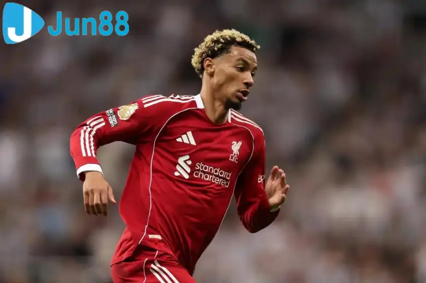 Tân binh Ekitike là nạn nhân mới nhất của truyền thông Anh (Ảnh: CLB)