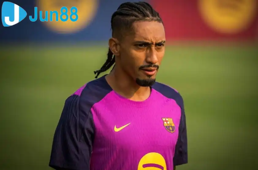 Hansi Flick thở phào khi Ancelotti giúp giữ chân Raphinha ở lại câu lạc bộ