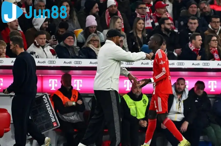 Tiền đạo người Senegal vẫn được HLV Kompany đặt trọn niềm tin (Ảnh: Kicker)